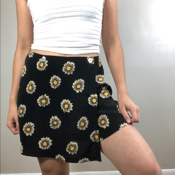 Vintage Pants - Vintage Black Floral Daisy High Rise Skort Shorts